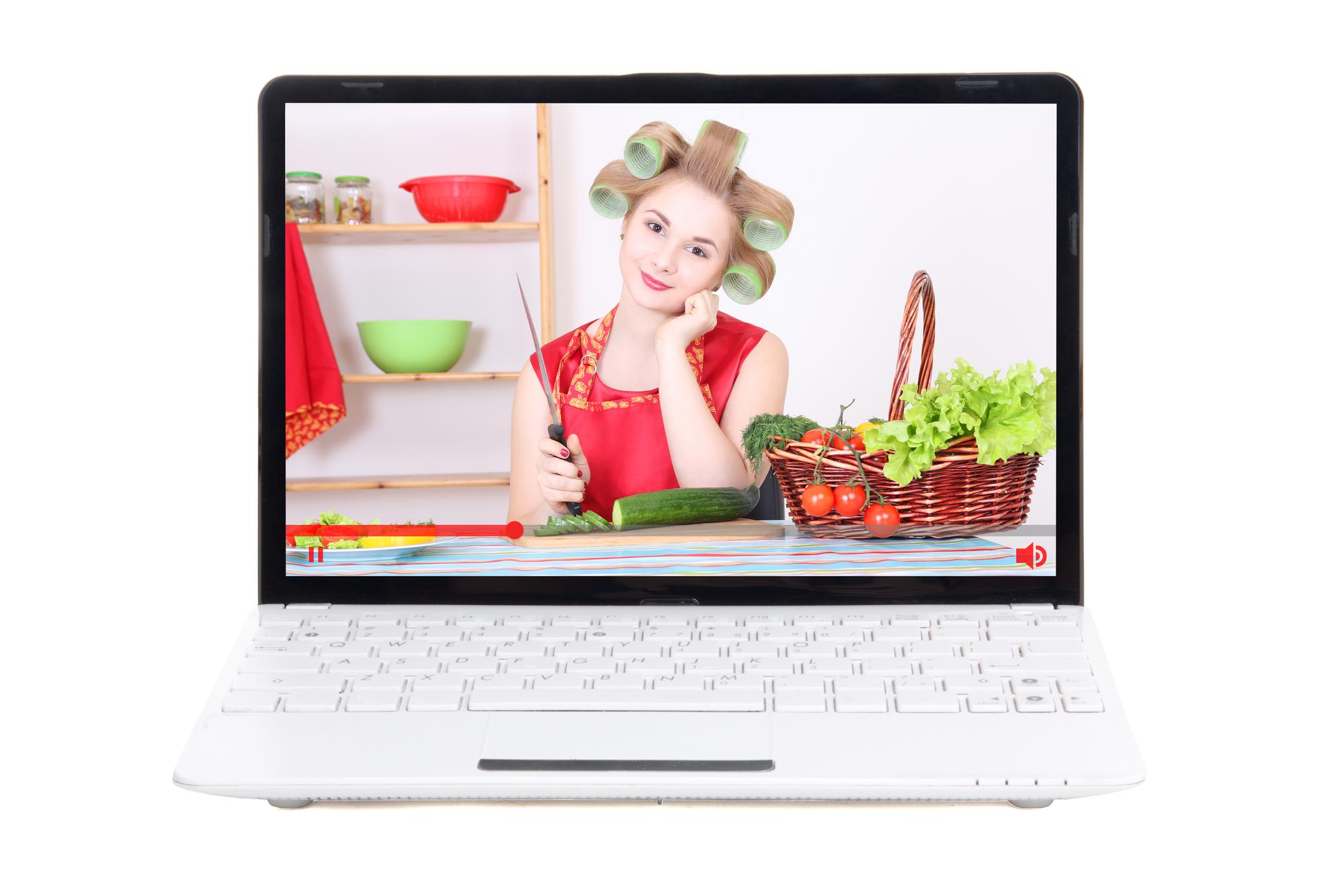 Desktop z interaktywną lekcją kulinarną